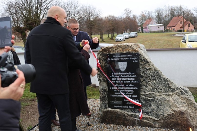 Odsłonięcie tablicy w Szczytnikach nad Kaczawą