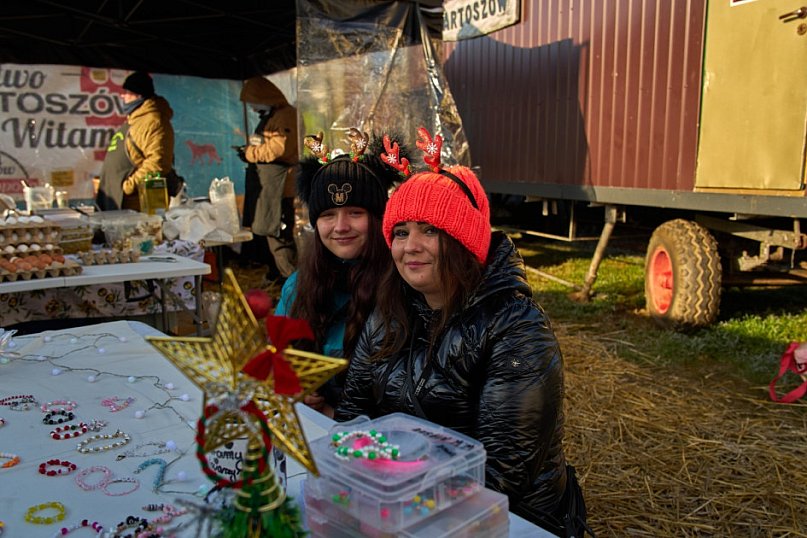 Tłumy na targowisku w Bartoszowie