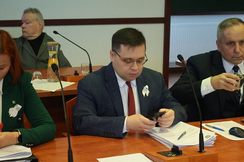 Symboliczne gesty podczas sesji rady miejskiej