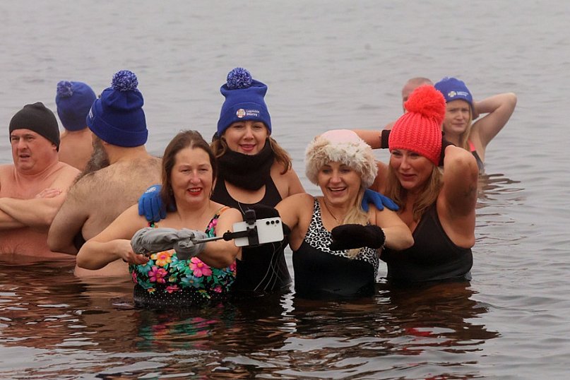 Legnickie Morsy w lodowatej wodzie
