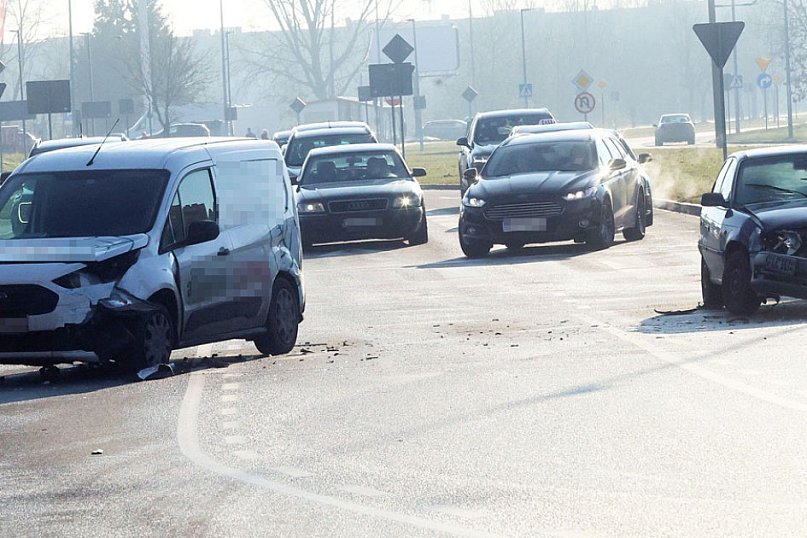 Wypadek na rondzie Niepodległości w Legnicy