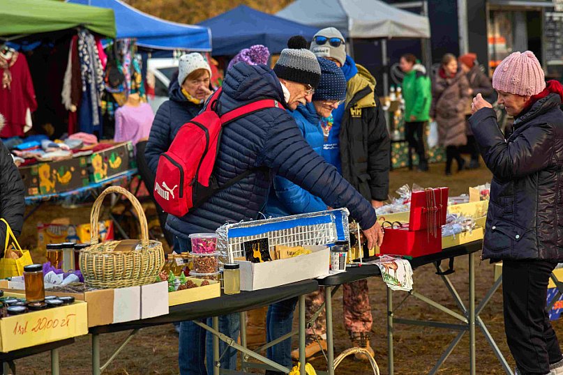 Tłumy na nowym targowisku w Bartoszowie