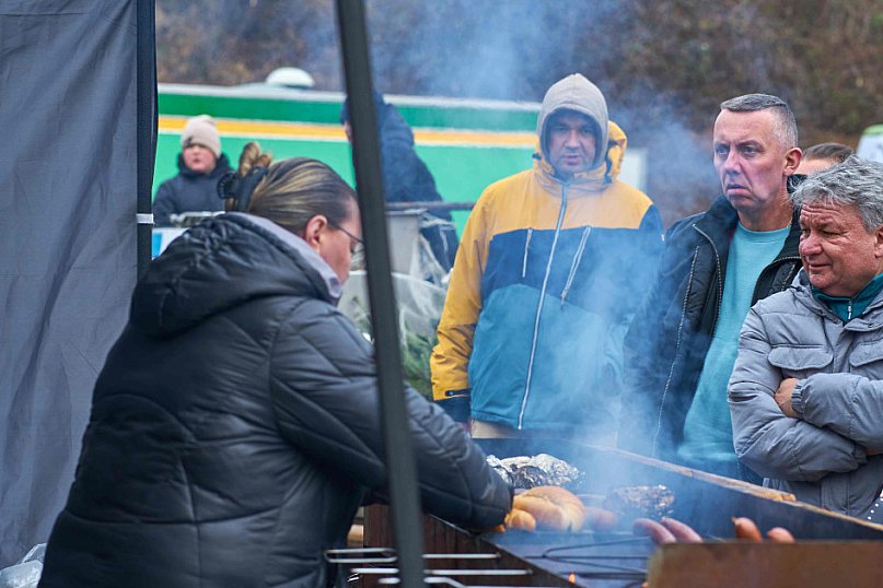Tłumy na nowym targowisku w Bartoszowie