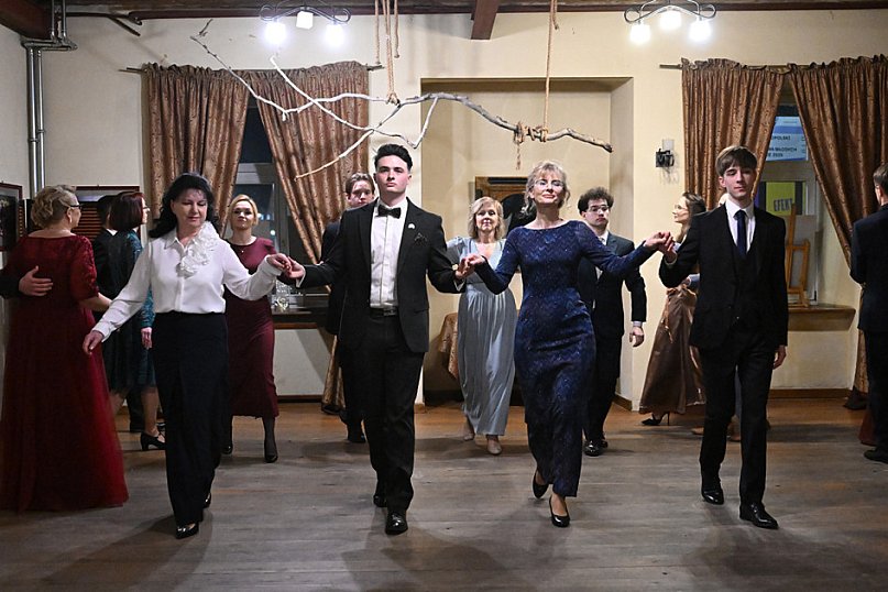 Polonezem z „Czasu honoru” rozpoczęłi studniówkę