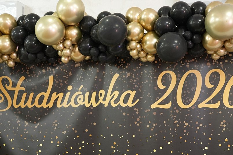 Mundurowa elegancja w Lubinie. Studniówka VII LO