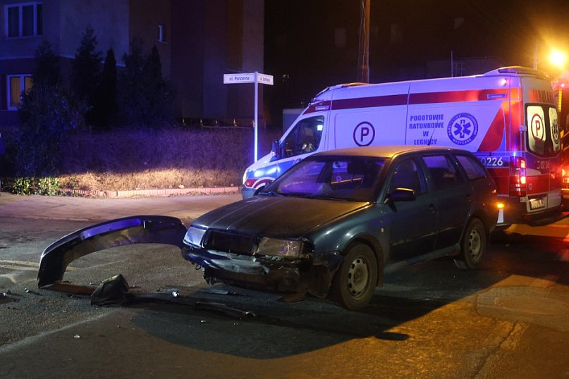 Skoda rozbita na skrzyżowaniu. Kierowca ranny