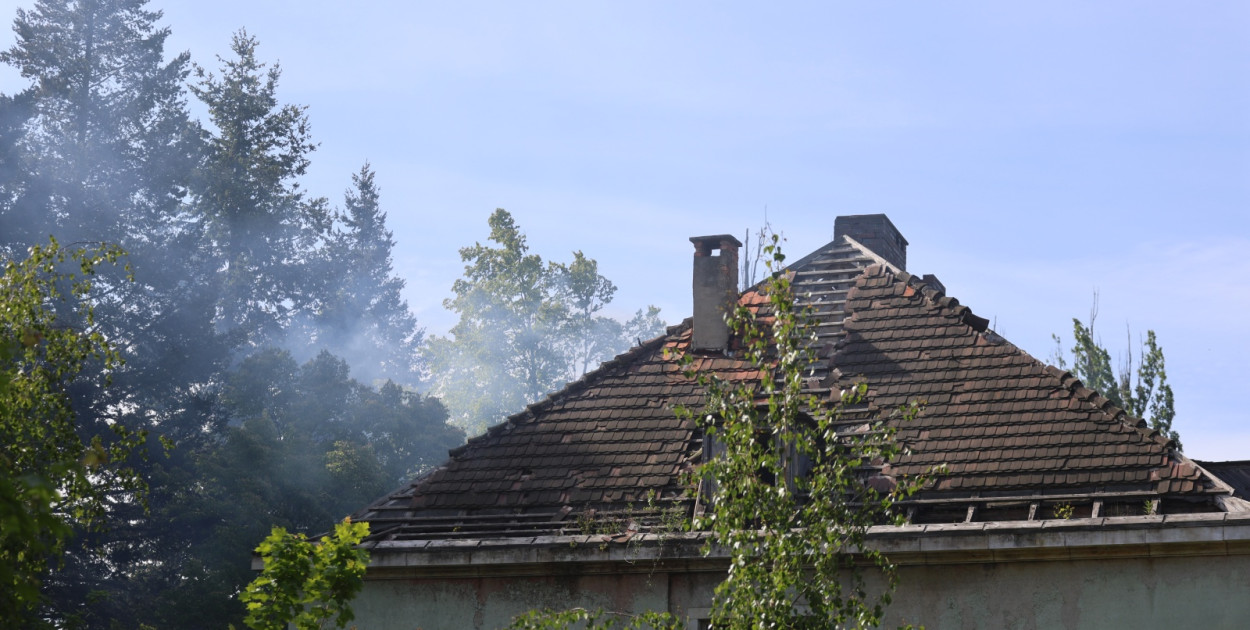 Płonie pojarowski szpital w Lasku Złotoryjskim (Wojciech Obremski)