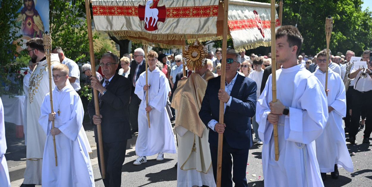 Legniczanie świętowali Boże Ciało (Piotr Florek lca.pl)