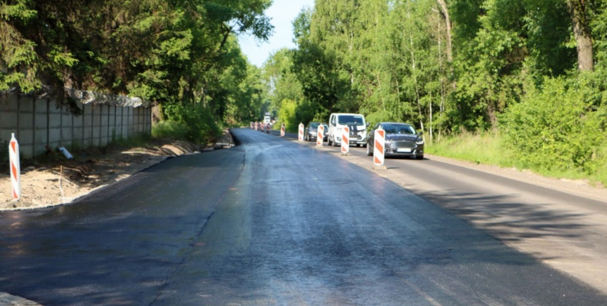Drogowcy działają na Złotoryjskiej. Asfalt się leje, remont trwa