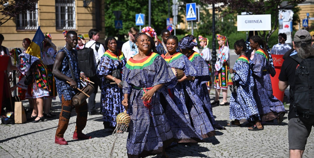 Korowód pełen barw i dźwięków przeszedł przez centrum Legnicy