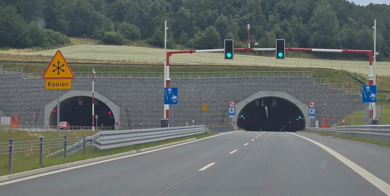 Najdłuższy tunel drogowy w Polsce ma rok. Zobacz, co się wydarzyło na S3
