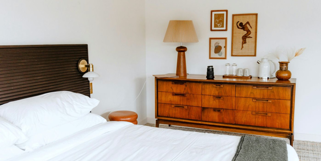 Jak wykorzystać komodę we wnętrzu? Pomysły na stylową aranżację