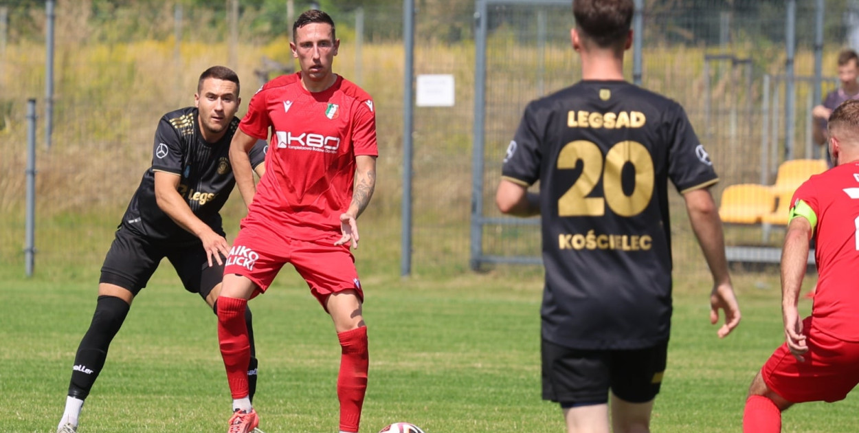 Piłkarskie niższe ligi: wyniki piątkowych spotkań