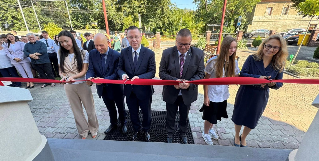 Nowy rok szkolny i nowa elewacja szkoły w Rosochatej (mat. prasowe)
