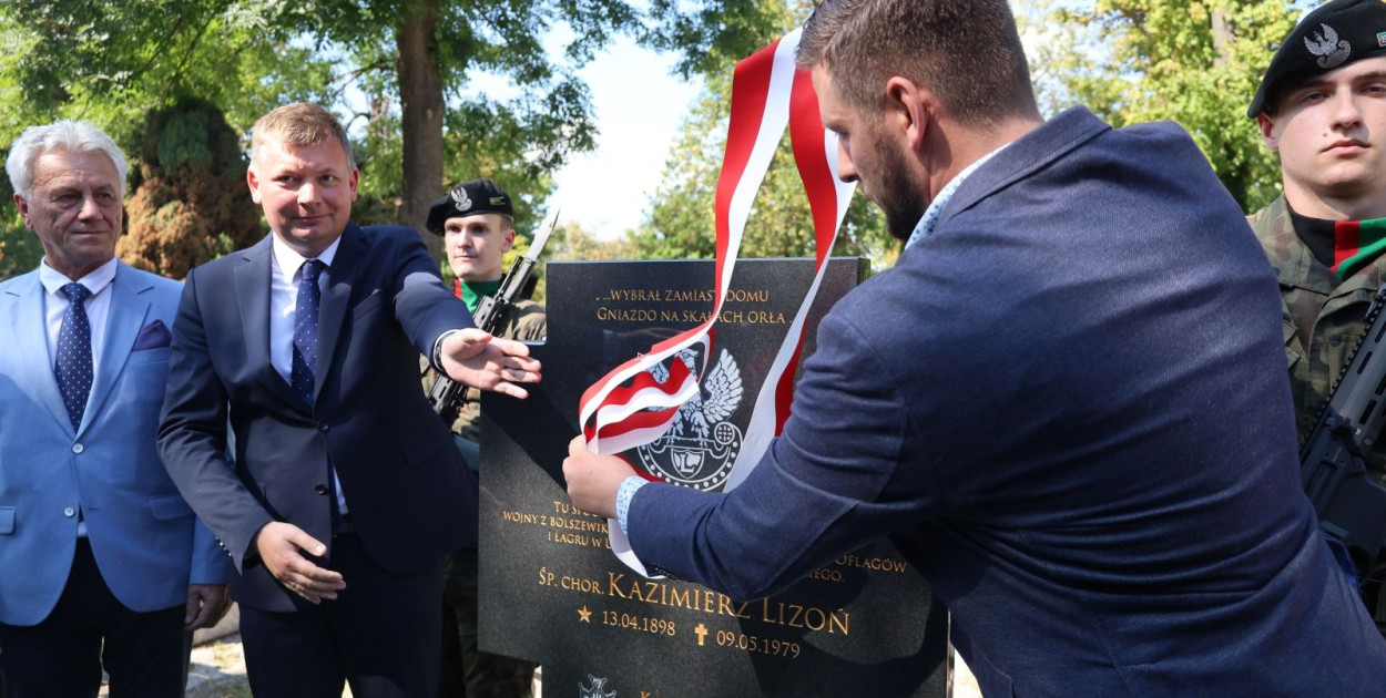  Grób Kazimierza Lizonia oznaczony tabliczką weterana (Wojciech Obremski lca.pl)