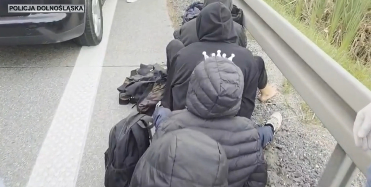 Zatrzymanie nielegalnych migrantów na legnickim odcinku autostrady (źródło: Policja Dolnośląska)