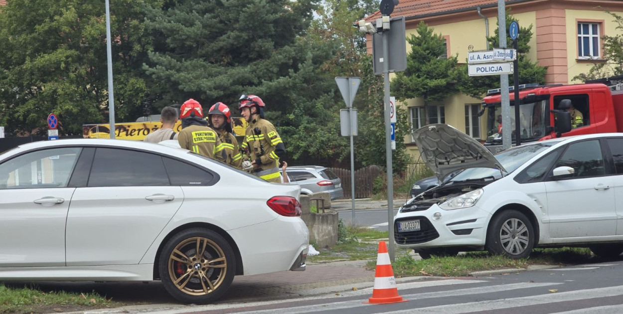 Kolizja na skrzyżowaniu Asnyka i Złotoryjskiej (Alert24)