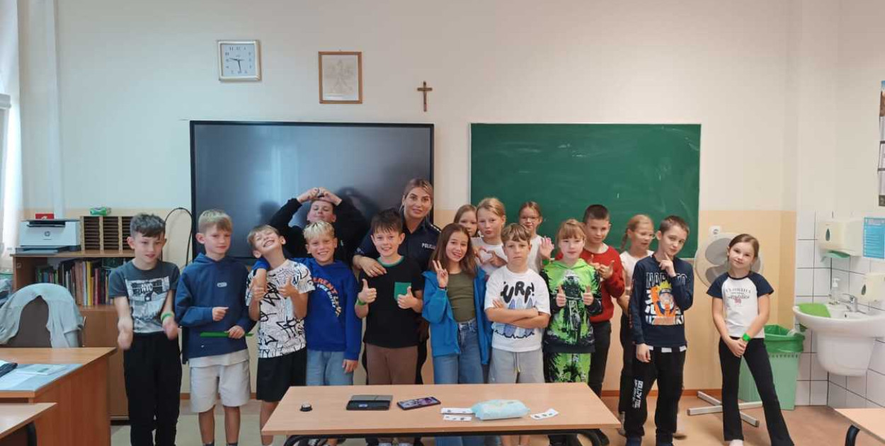 Policjantka odwiedziła dzieci z „osiemnastki” (źródło: KMP Legnica)