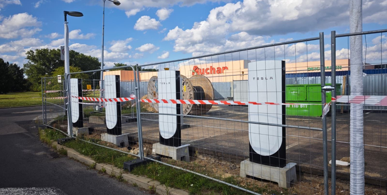 Stacja Tesla Supercharger przy Auchan (WP lca.pl)
