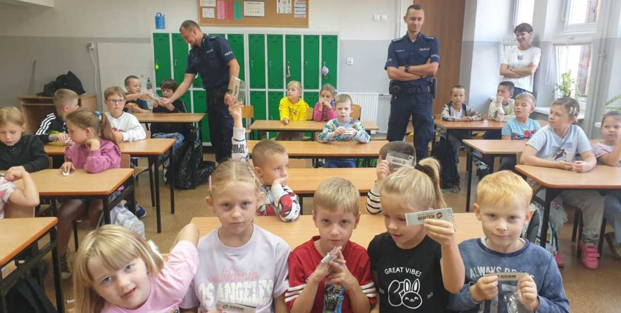 Policjanci spotkali się z uczniami w Bieniowicach (źródło: KMP Legnica)