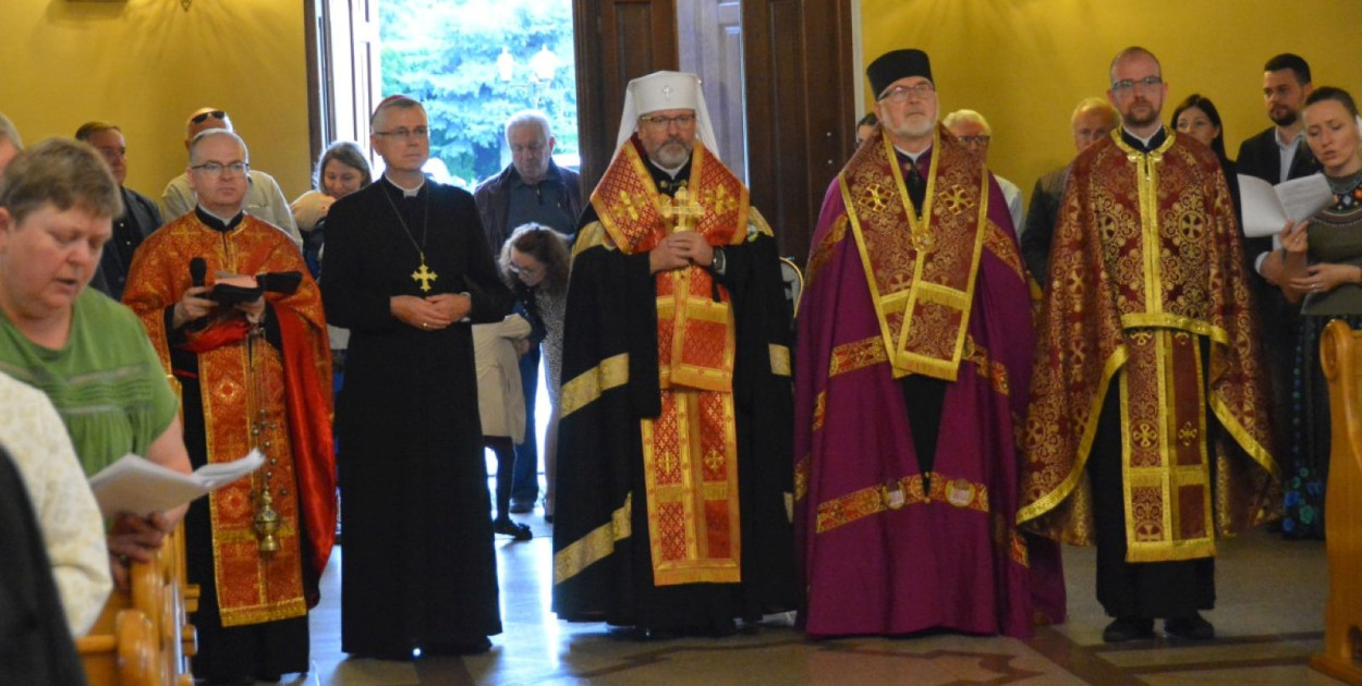 Nieszpory ekspiacyjne po kradzieży krzyża (źródło: diecezja.legnica.pl)