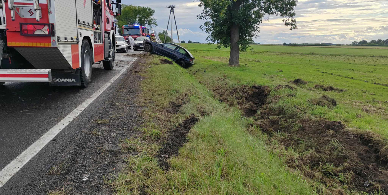 Samochód wpadł do rowu na DK94 (źródło: Fb. OSP Prochowice)