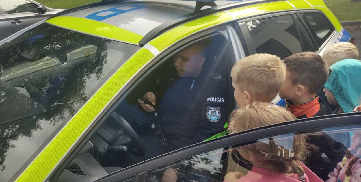 Uczniowie z SP nr 3 w Chojnowie odwiedzili miejscowy komisariat policji (źródło: KMP Legnica)