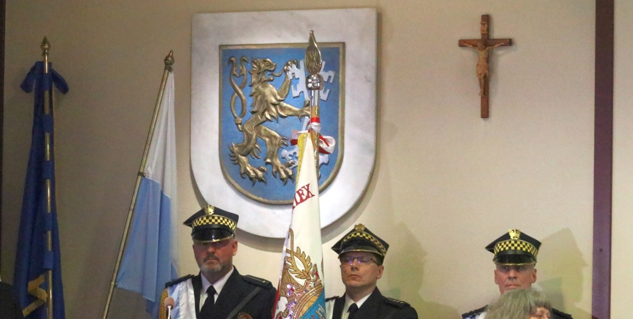 Sala sesyjna z krzyżem (Wojciech Obremski)