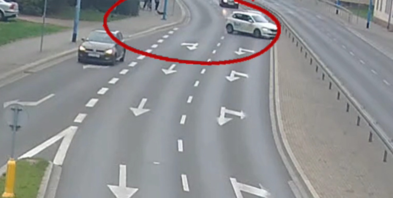 Oszczędził psa, rozbił dwa samochody i wylądował na barierkach