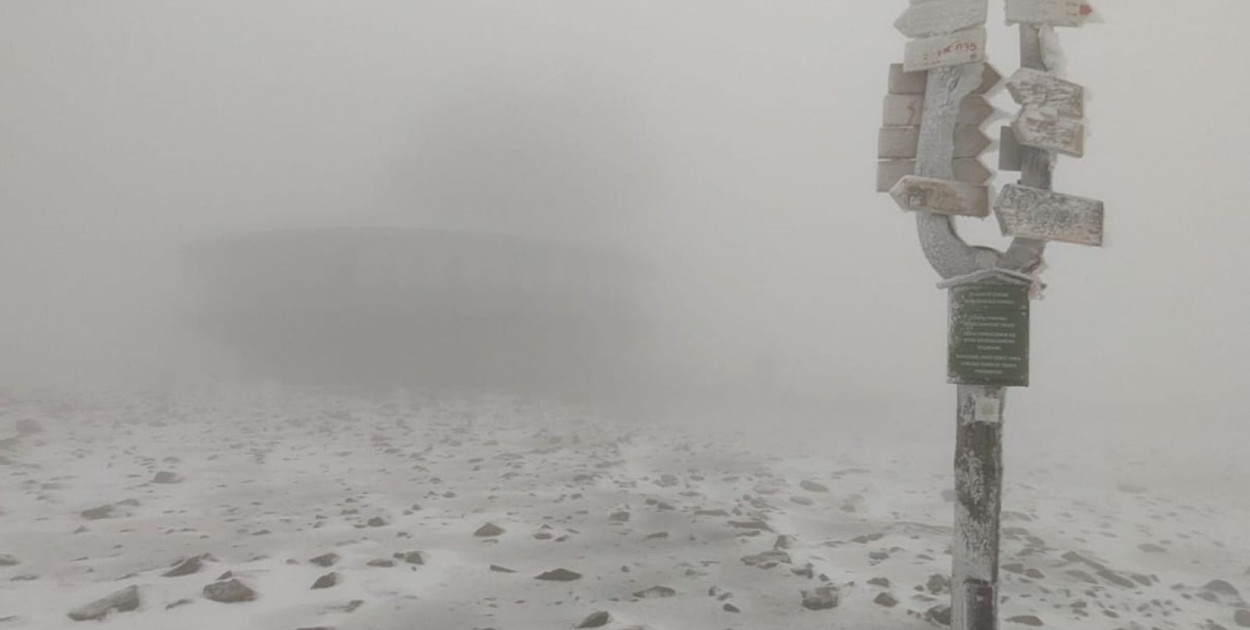 Śnieg i mróz na Śnieżce (źródło: Fb. GOPR Karkonosze)