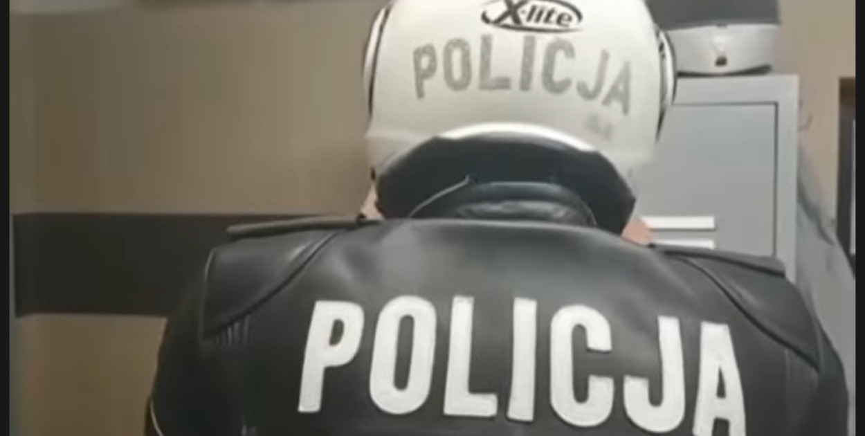 Wziął mikrofon do ręki i zaśpiewał o służbie (źródło: KMP Legnica)