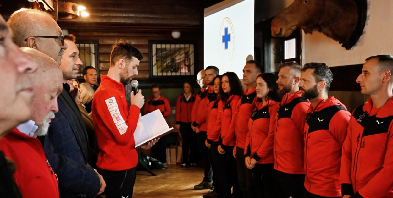 Nowe pokolenie ratowników GOPR złożyło przyrzeczenie (źródło: Fb. GOPR Karkonosze)