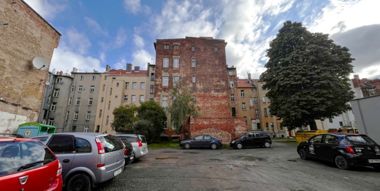 Podwórko w kwartale przy ul. Szkolnej, Mickiewicza, Łukasińskiego i Roosevelta (źródło: UM Legnica)