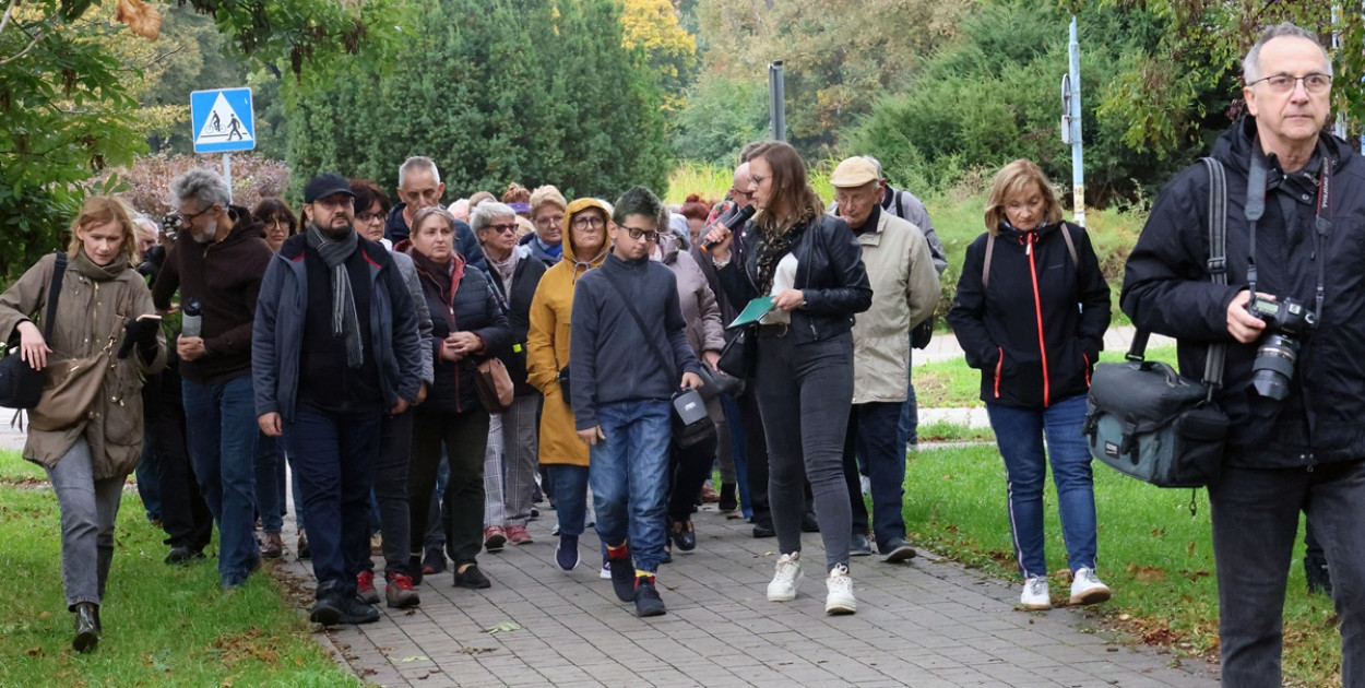 Wyruszyli na spacer, by poznać tajemnice szkoły w \"zielonym  trójkącie\" (Piotr Florek lca.pl)