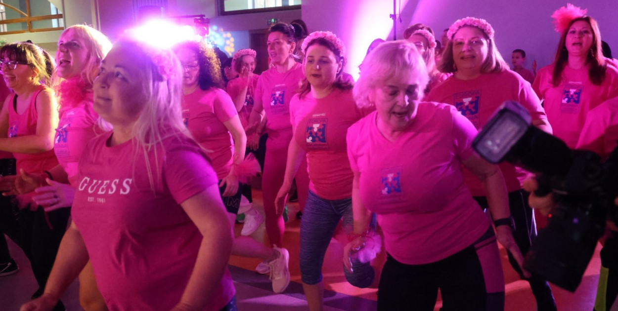 Różowa Zumba w Collegium Witelona (Wojciech Obremski lca.pl)