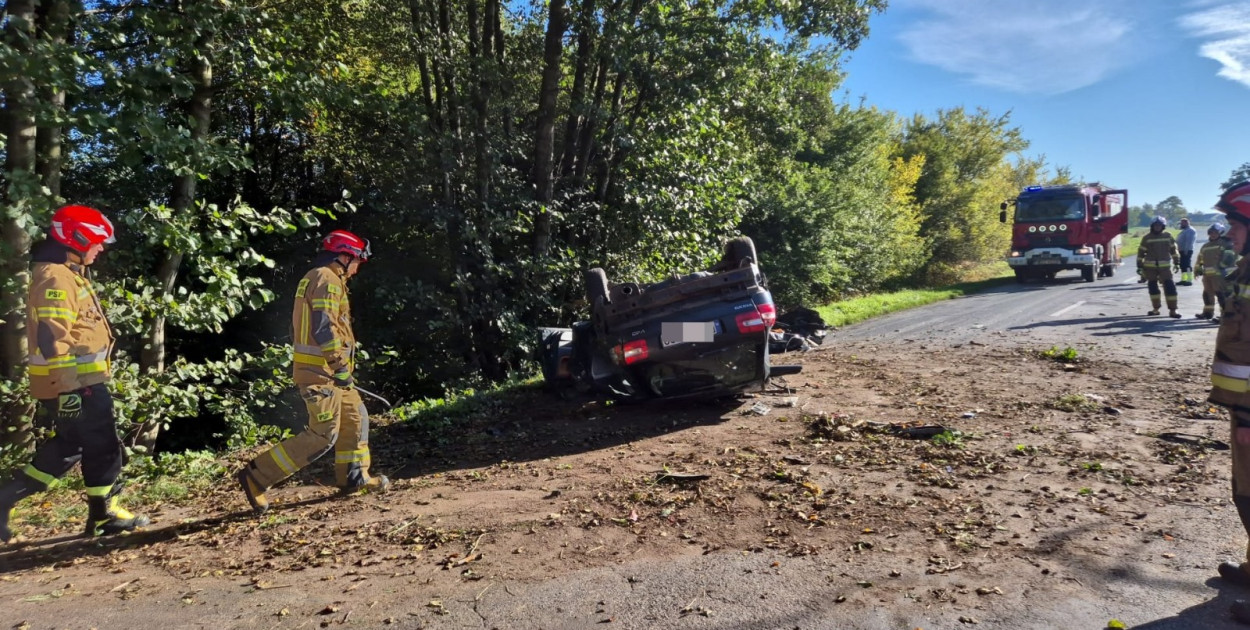 Uderzył w auto, wyleciał z drogi i dachował (Wojciech Obremski lca.pl)