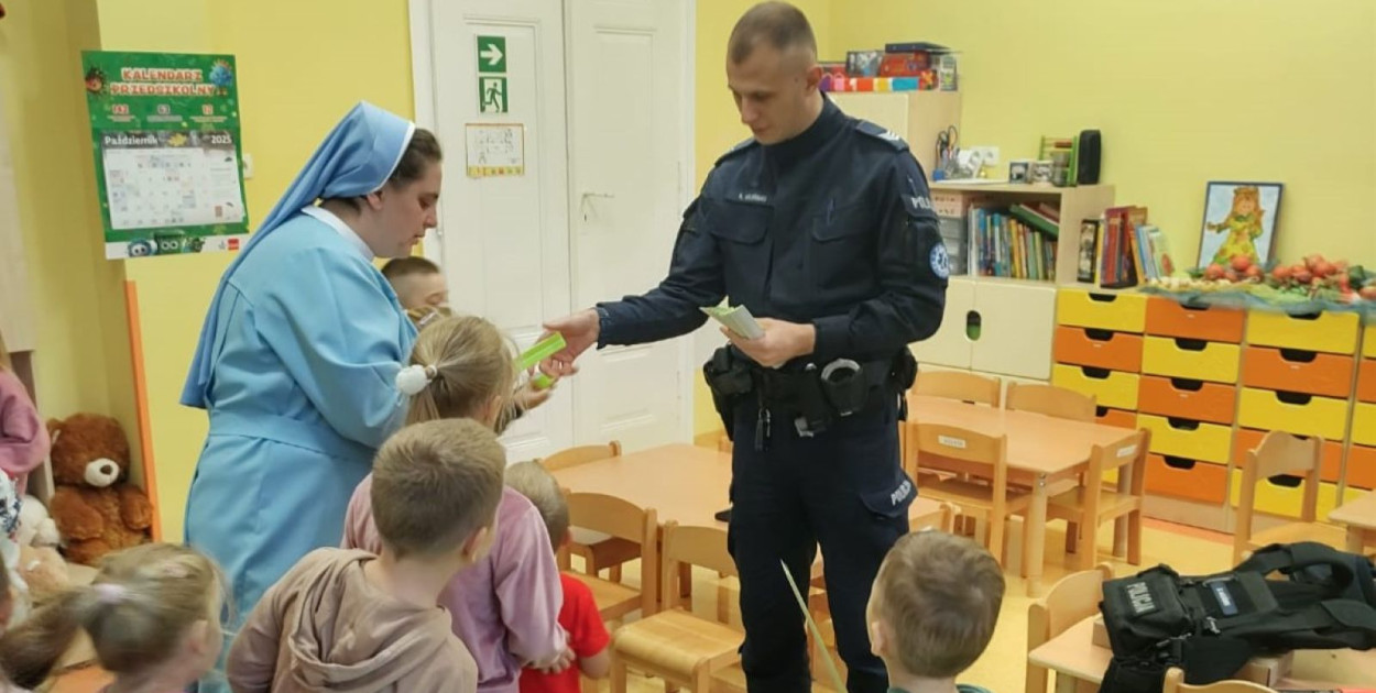 Przedszkolaki z Chojnowa gościły policjantów (źródło: KMP Legnica)