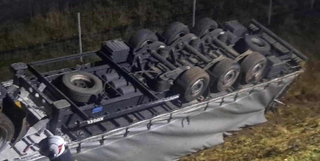 Ciężarówka dachowała na trasie S3 (fot. Alert24)