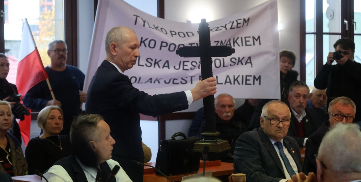 Burzliwy począrek sesji. Poszło o krzyż (Wojciech Obremski lca.pl)