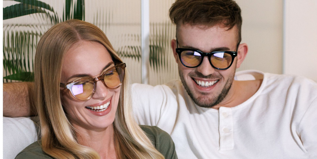 Dlaczego warto nosić okulary do pracy przy komputerze, nawet bez wady wzroku?