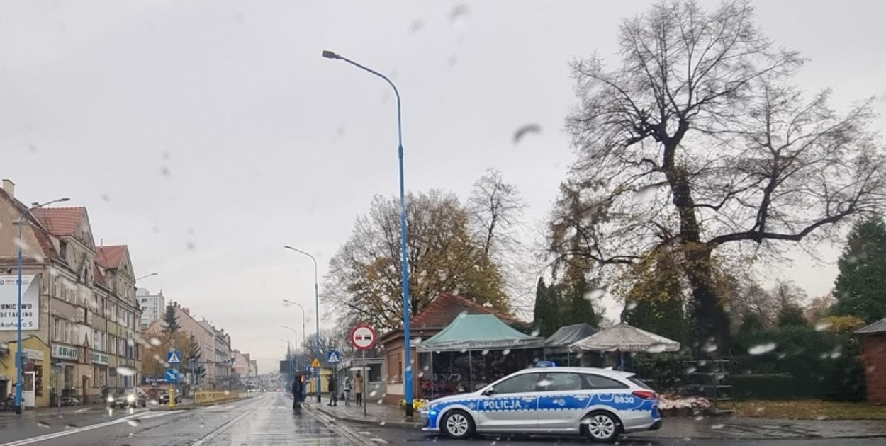 Policjanci nadal czuwają przy cmentarzach (źródło: KMP Legnica)