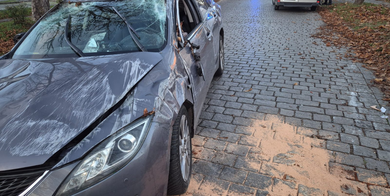 Mazda dachowała po zderzeniu z toyotą (Wojciech Obremski lca.pl)