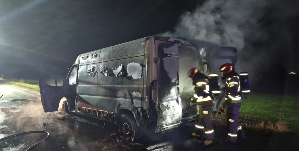 Bus stanął w ogniu na Pątnowskiej (Wojciech Obremski lca.pl)
