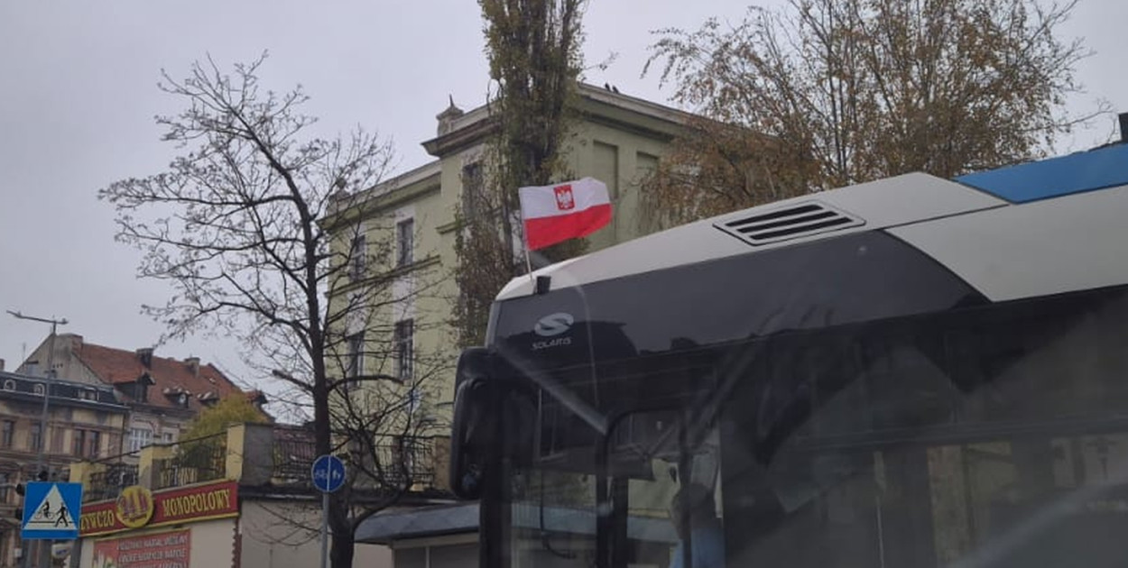 Flaga z godłem na autobusach MPK (Wojciech Obremski)