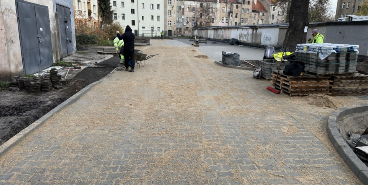 Przebudowa podwórza w rejonie ulic Drukarskiej, Wrocławskiej i Rzemieślniczej (źródło: UM Legnica)