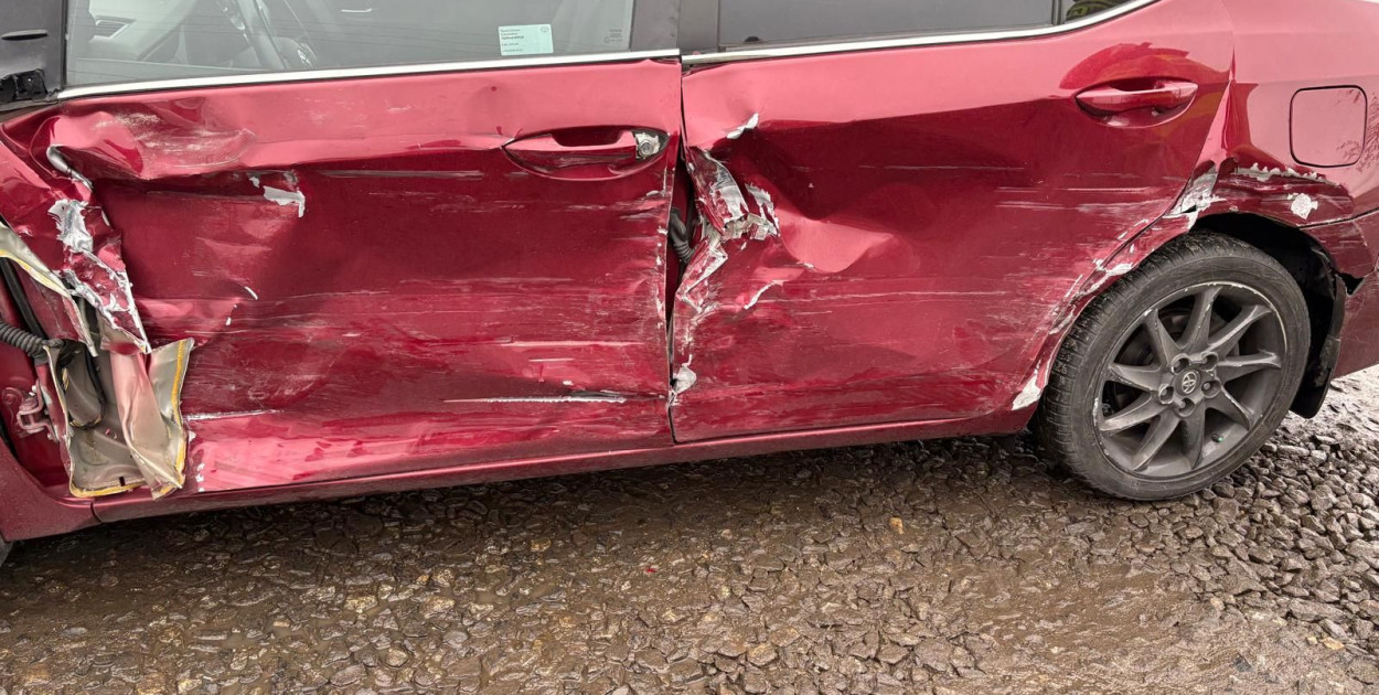  Toyota uderzyła w BMW na trasie Legnica-Złotoryja (źródło: KMP Legnica)