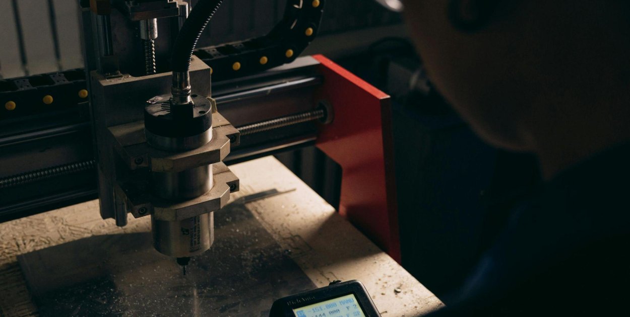 Automatyzacja procesów CNC w obróbce aluminium – jak roboty zmieniają przemysł met