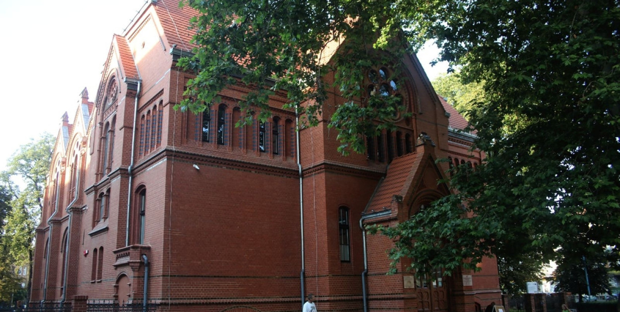 Legnicka Biblioteka Publiczna im. Tadeusza Guminskiego (Wojciech Obremski lca.pl)