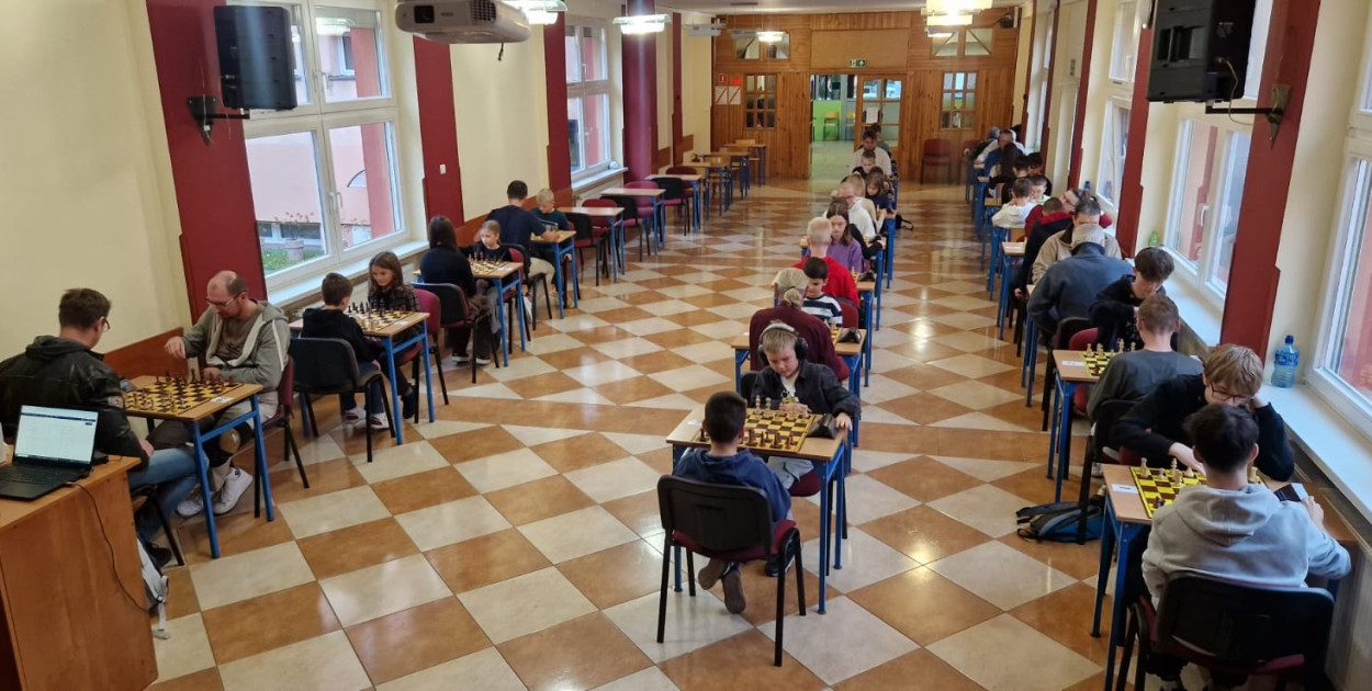 Szachowe Grand Prix Legnica: (mat prasowy)