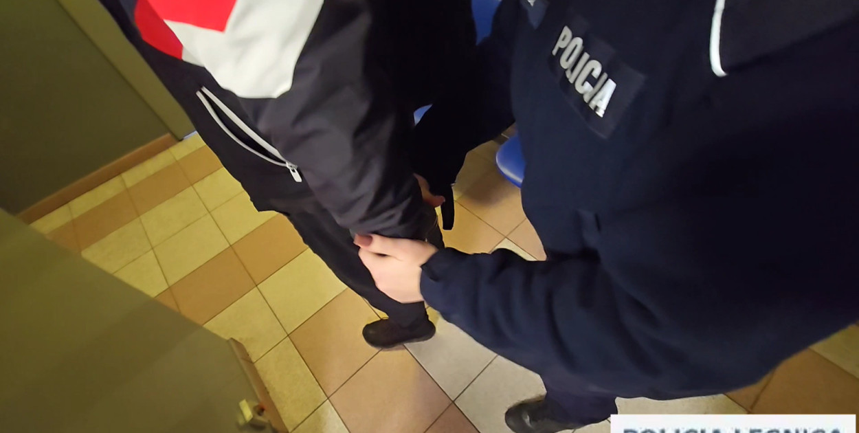 Zaczepiał młode kobiety na peronie na Piekarach i zachowywał się obscenicznie (źródło: KMP Legnica)